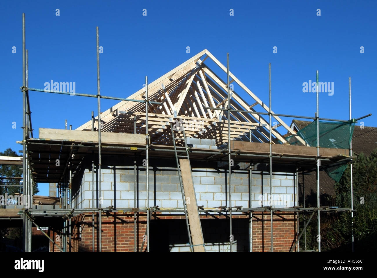 Essex House chantier fermes de toit préfabriquées en position attendant  parpaings mur pignon sur l'échelle du Conseil de sécurité note 3xyz Photo  Stock - Alamy