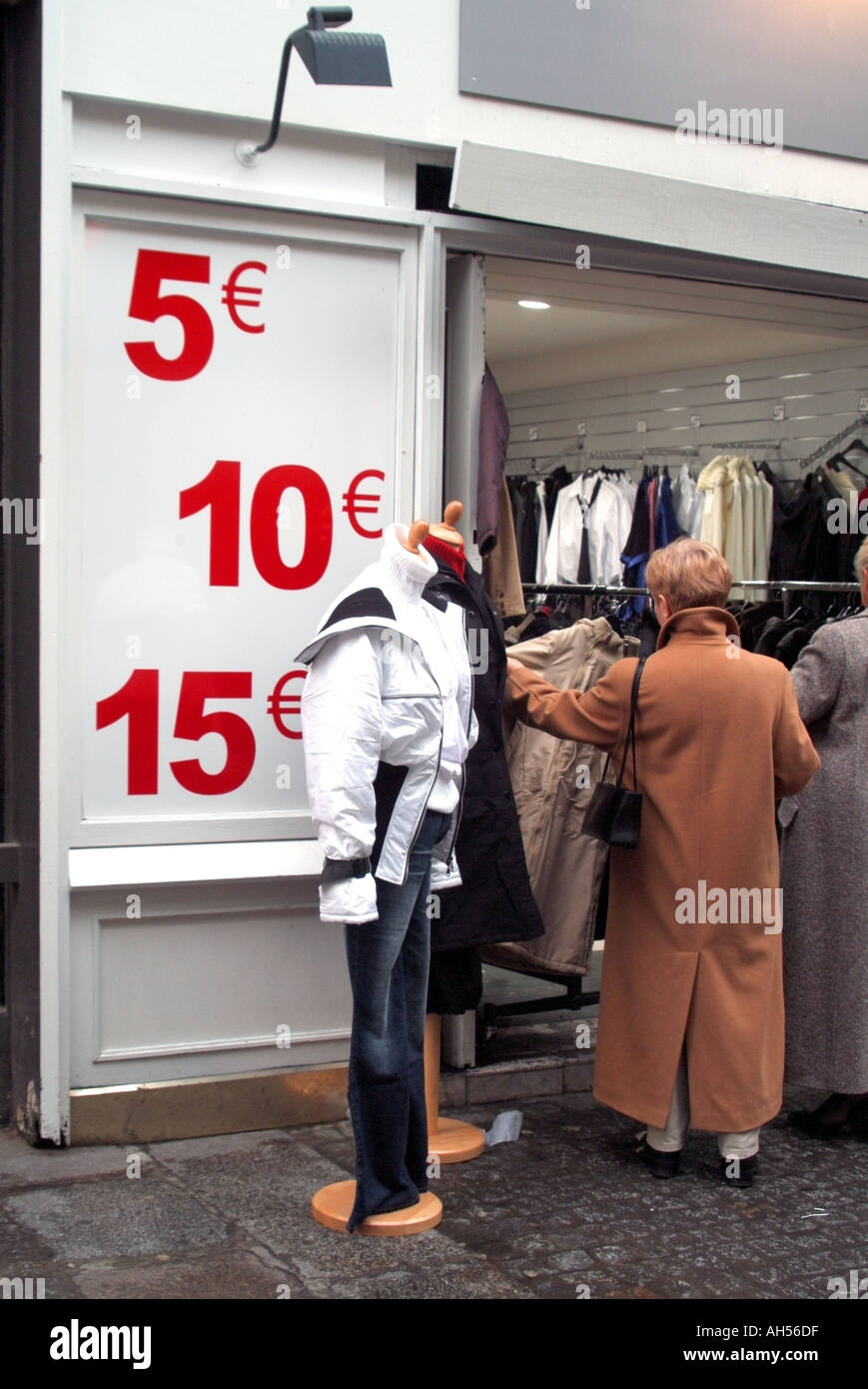 Paris Les Halles entrée boutique vêtements grand panneau avec affichage  d'indicateurs de prix en Euro Photo Stock - Alamy