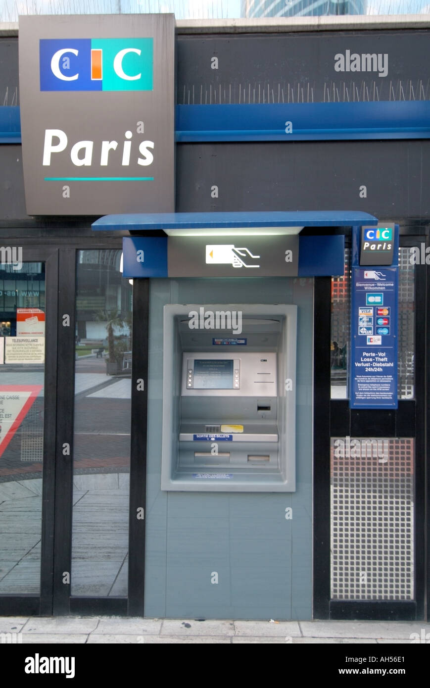 Paris La Défense automated cash machine trou dans le mur le distributeur de billets Banque D'Images