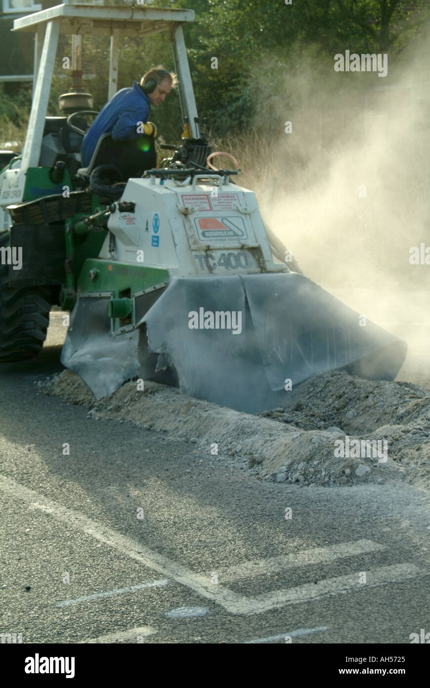 Œuvres d'Essex pour couper en tranchée couverte aire chemin de béton avant l'installation de la rue principale de l'eau de remplacement au service de maisons Banque D'Images