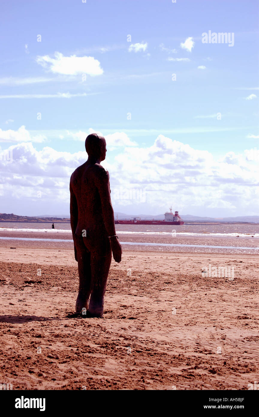 L'une des statues des hommes de fer d'Anthony Gormley est la pièce ' ' un autre endroit surplombant la mer à Crosby Beach, le Merseyside. Banque D'Images