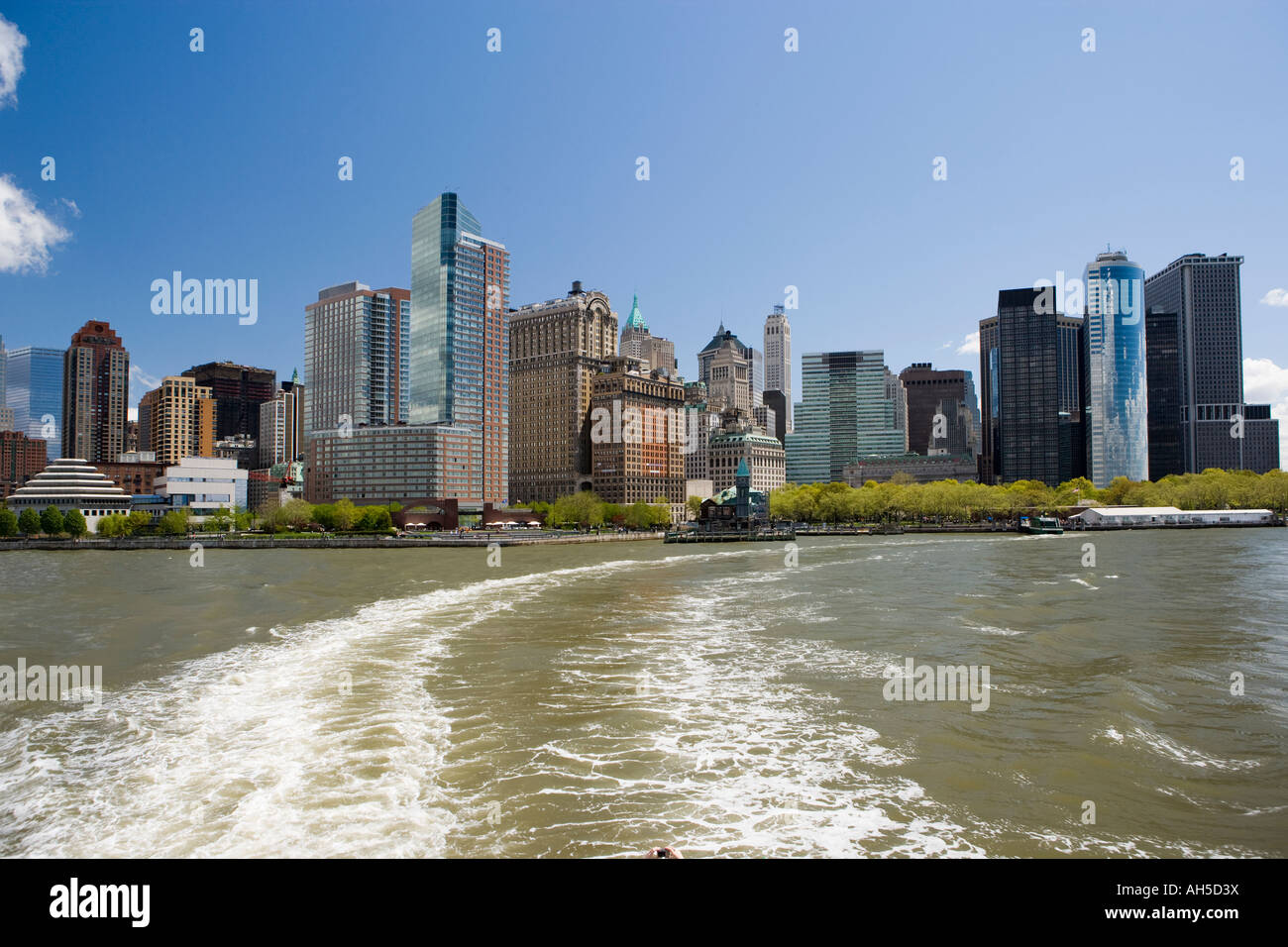 USA New York Manhattan skyline vue à partir d'un bateau Banque D'Images