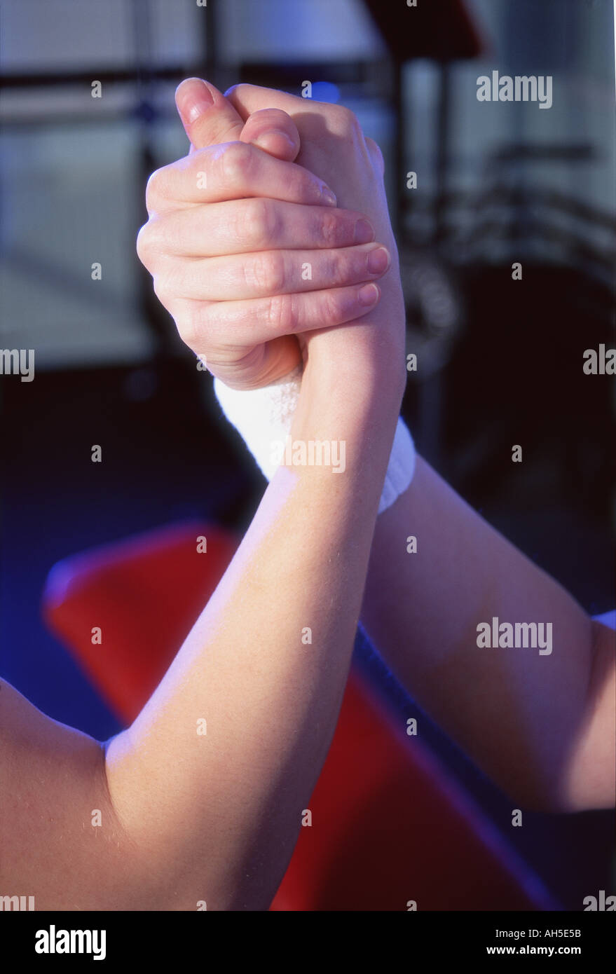 Deux femelles Arm wrestling in gym Banque D'Images