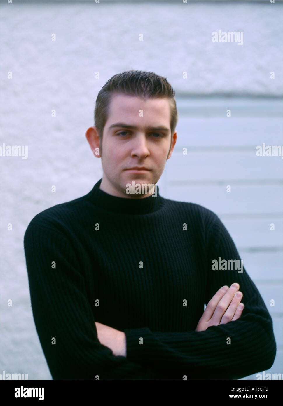 Jeune homme blanc dans la vingtaine les bras croisés s'ennuyer Banque D'Images