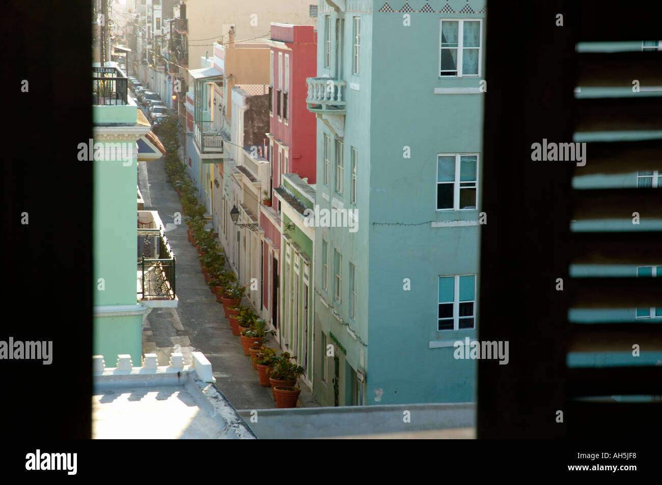 Scène de rue Old San Juan Puerto Rico vue à travers une fenêtre Banque D'Images