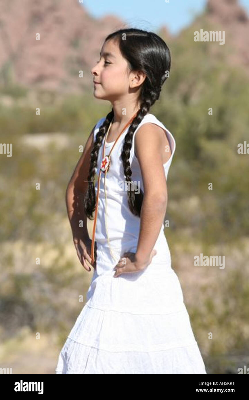 Native American Girl in Desert Banque D'Images