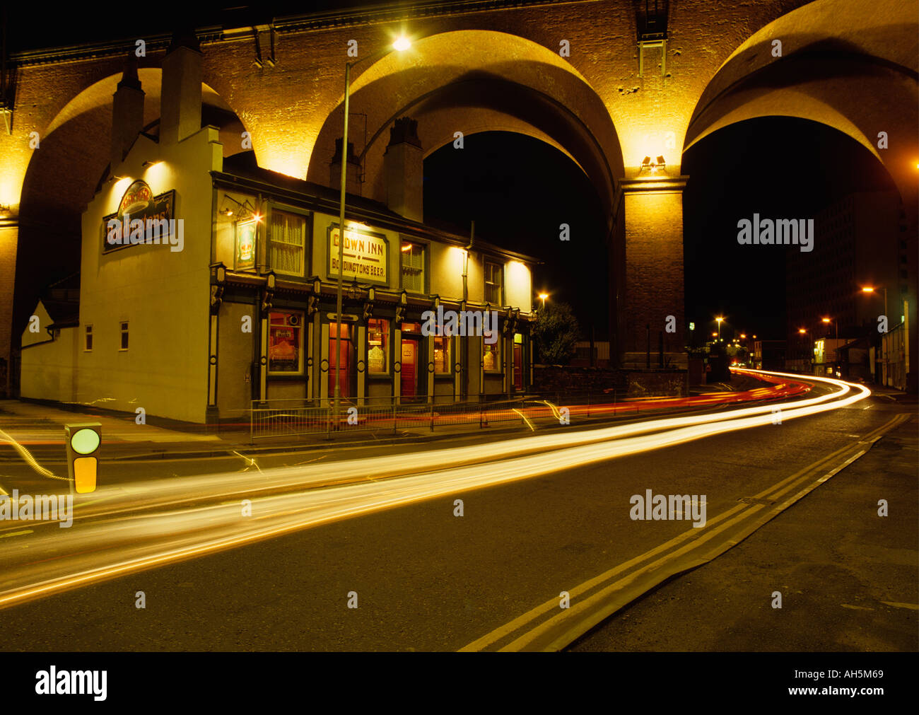 Le Crown Inn Stockport Cheshire dans la nuit Banque D'Images