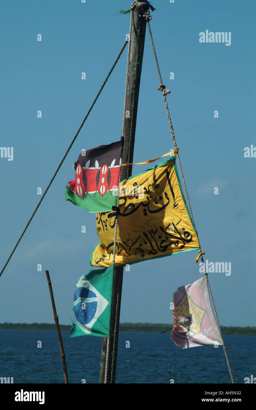 Mât de la voile avec des drapeaux du Kenya et de l'Arabe. L'île de Lamu, Kenya, Afrique de l'Est. Banque D'Images