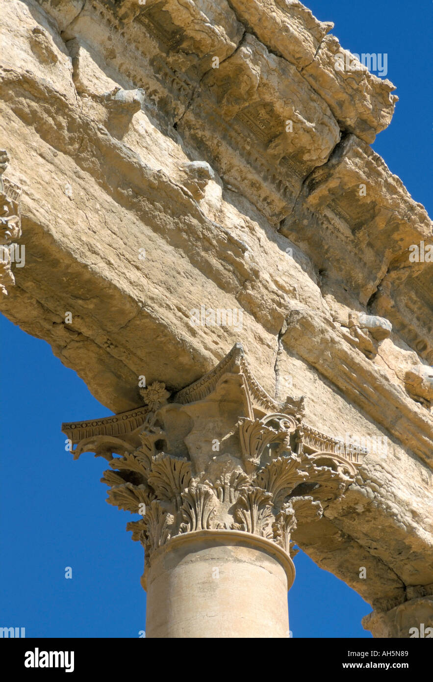 Capital et linteaux sculptés de ruines romaines de Palmyre calcaire Site du patrimoine mondial de l'UNESCO La Syrie Moyen Orient Banque D'Images