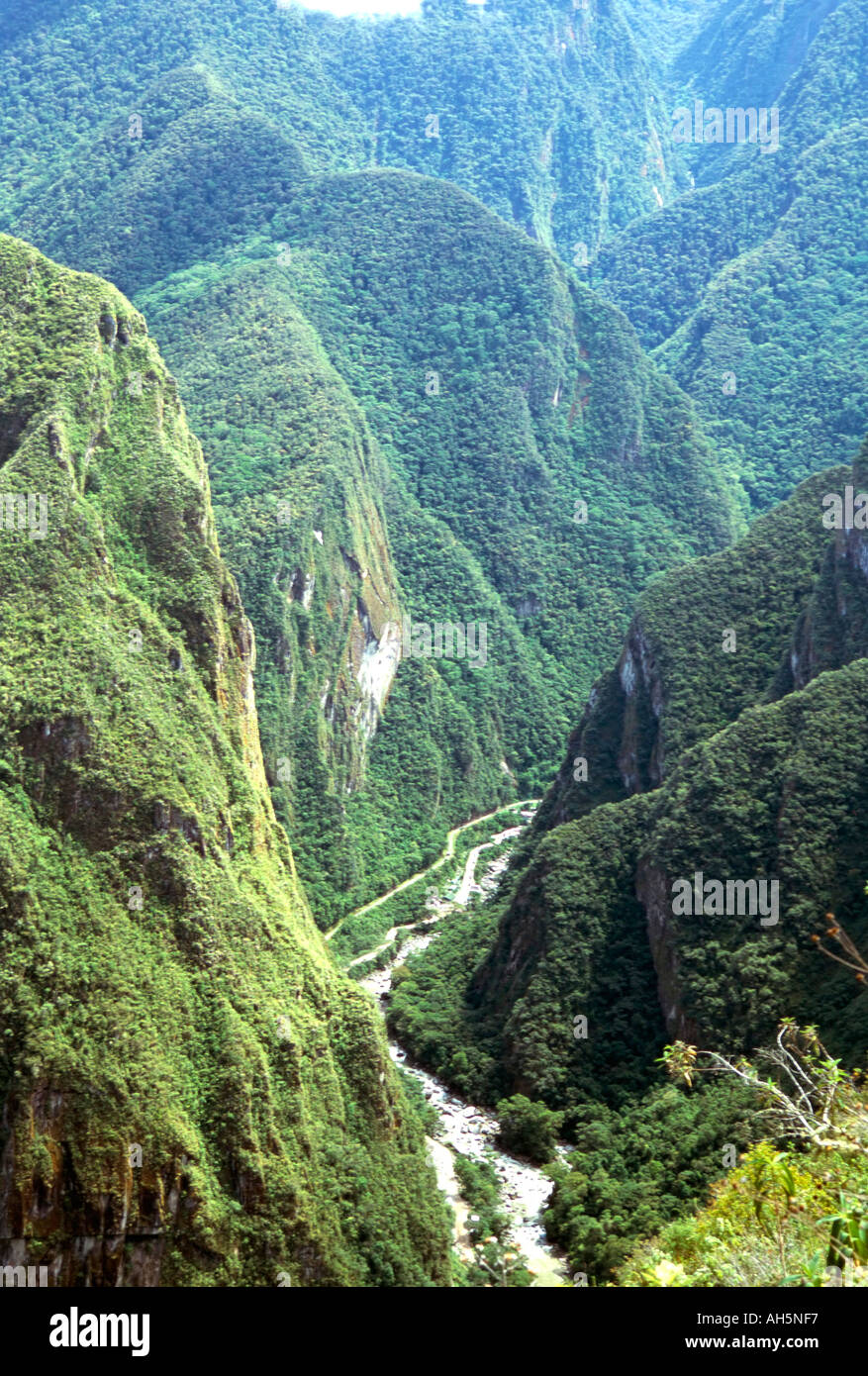 Gorges de granit de Rio Urabamba vu de ruines Inca de Machu Picchu Pérou Amérique du Sud Banque D'Images