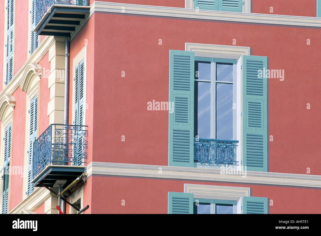 Maison rose avec des volets et des fenêtres en trompe-l oeil Menton Alpes Maritimes Cote d Azur Provence Côte d'Azur France Europe Banque D'Images