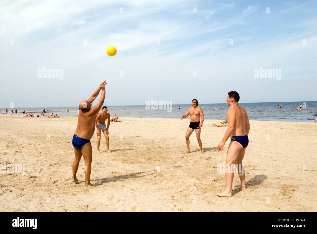 Les hommes jouer au ballon sur la plage de Jurmala jeu Majori le long de la côte ouest de Riga Lettonie Banque D'Images