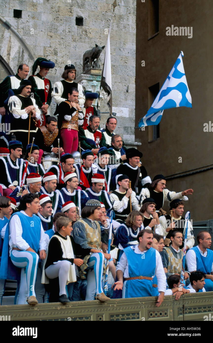 Foule de supporters course de chevaux Palio Siena Toscane Italie Europe Banque D'Images