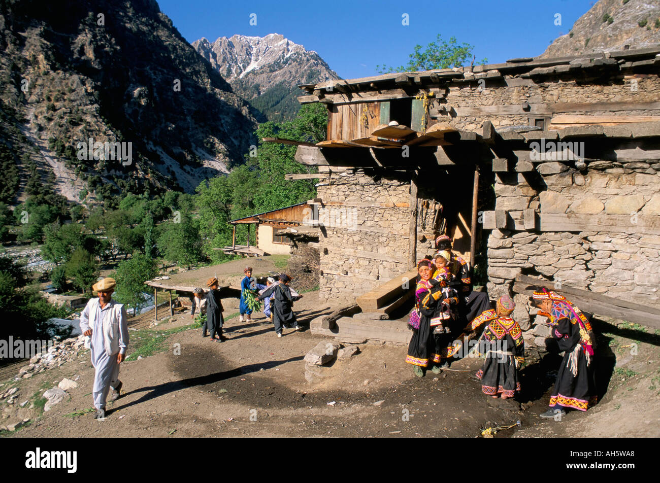 Famille Kalash Rites of Spring Joshi Bumburet Bumboret Valley Pakistan Asie Banque D'Images