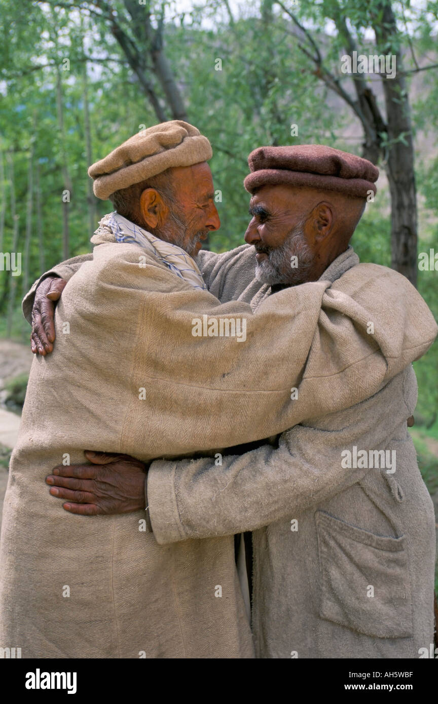 Nagari men hugging in salutation traditionnelle Nagar Valley Pakistan Asie Banque D'Images