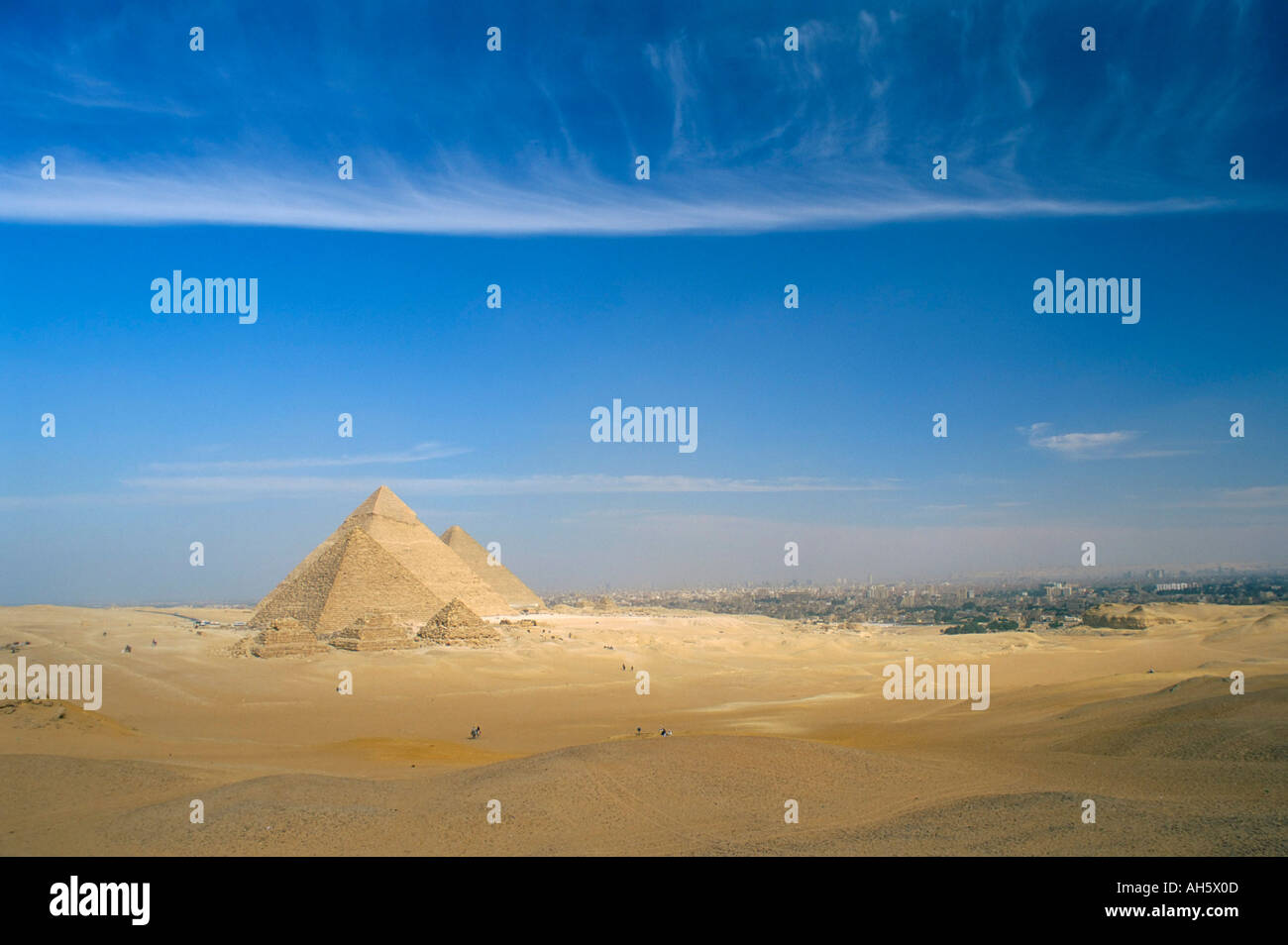 Les Pyramides de Gizeh UNESCO World Heritage Site avec en arrière-plan du Caire Egypte Afrique du Nord Afrique Banque D'Images