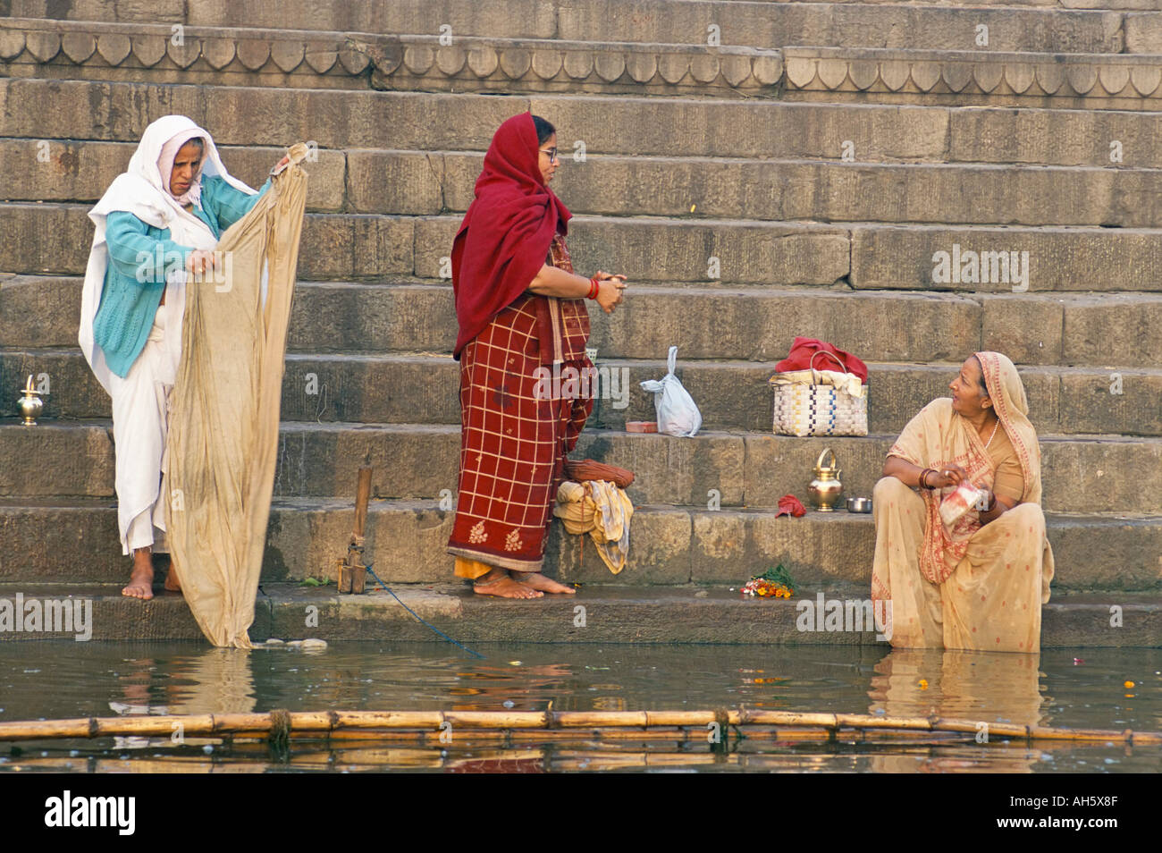 Laver les femmes et le commérage par étapes à Gange Varanasi Benares Uttar Pradesh Inde Asie Banque D'Images