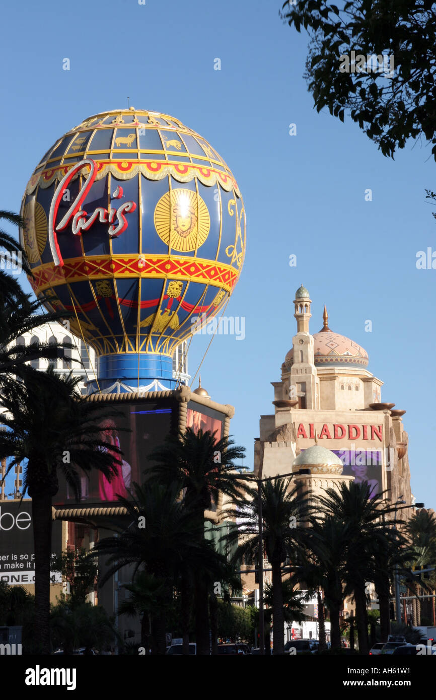 L'Hôtel Paris Hôtel et casino Hot Air Balloon avec Aladdin's Hotel et Casino en arrière-plan, sur le Strip à Las Vegas Banque D'Images