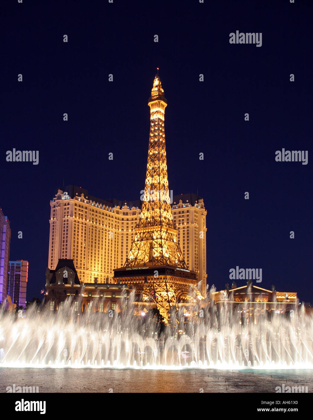 Le spectacle du soir du monde célèbres fontaines du Bellagio Hotel and Casino à Las Vegas Banque D'Images