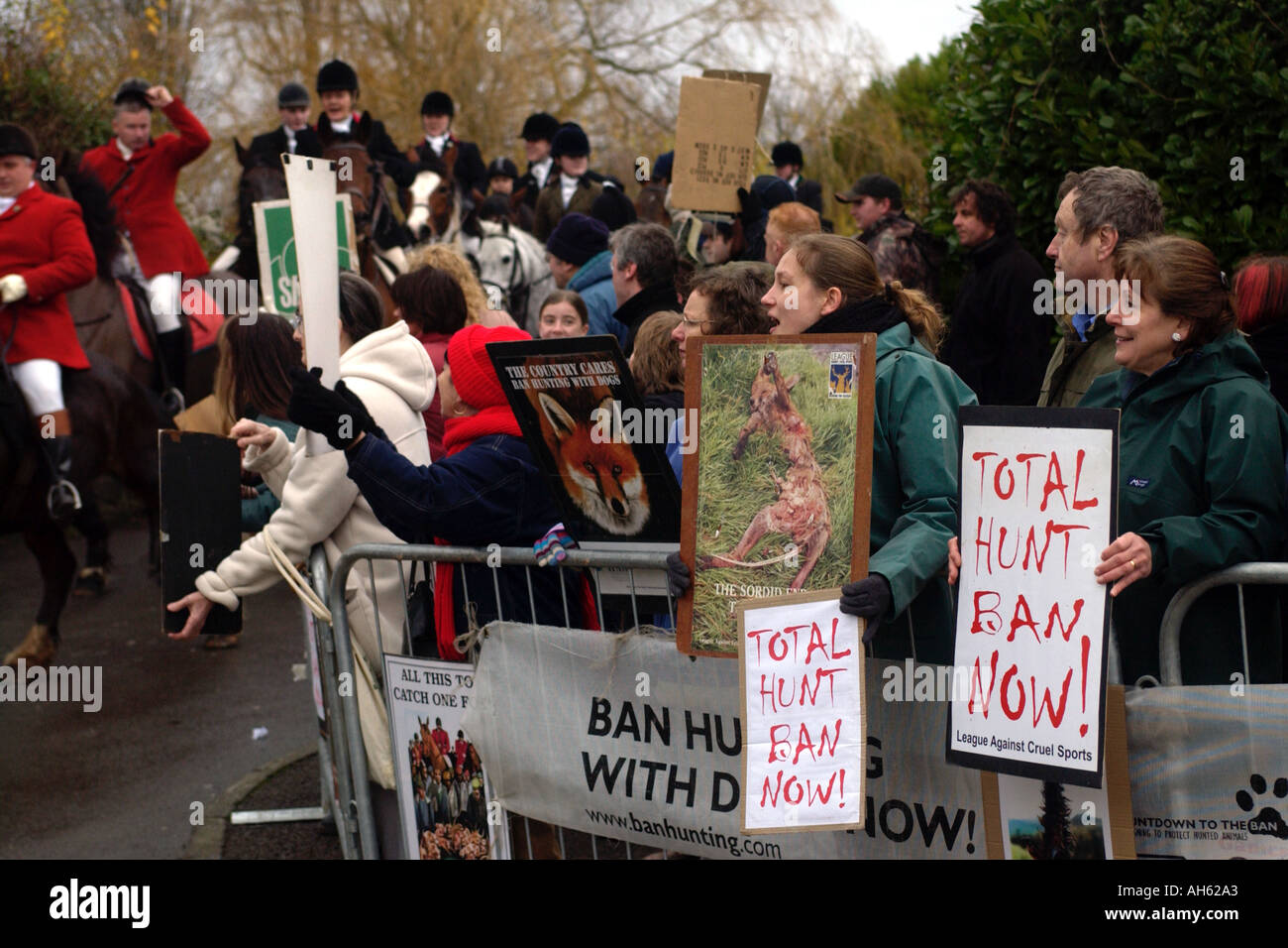 Les agriculteurs Tredegar Hunt Boxing Day réunit à la Tredegar Arms pub Bassaleg près de Newport Gwent Wales UK protestataires avec GO Banque D'Images