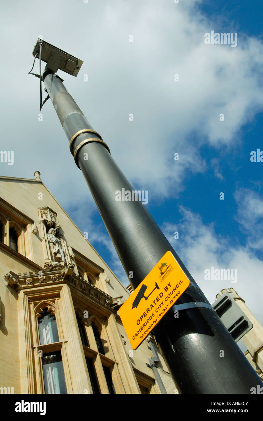 Un système de caméras de surveillance sur un pôle spécialement conçus dans le centre de Cambridge en Angleterre Banque D'Images