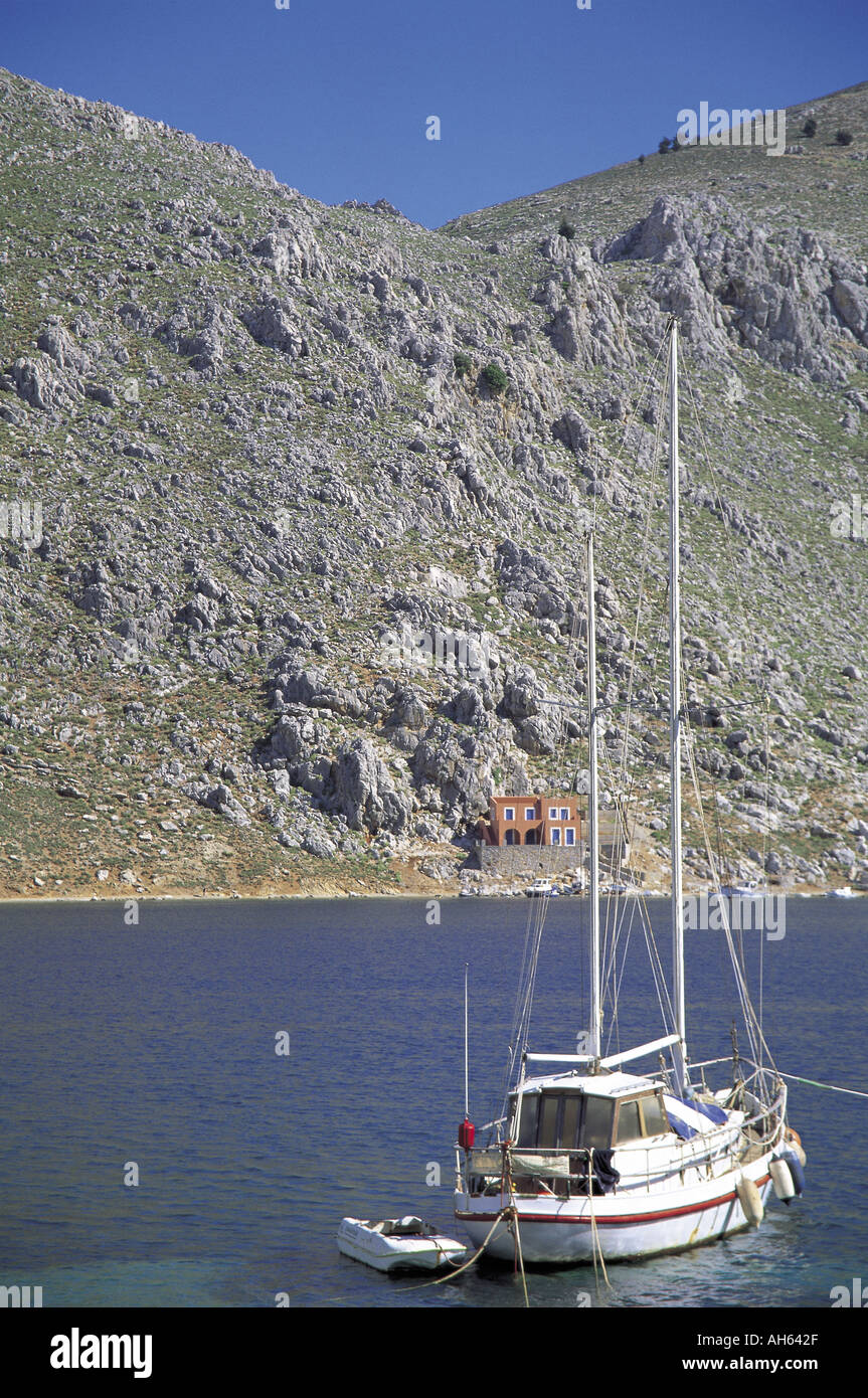 Yacht à voile à la croisière au large de l'île de Symi Banque D'Images