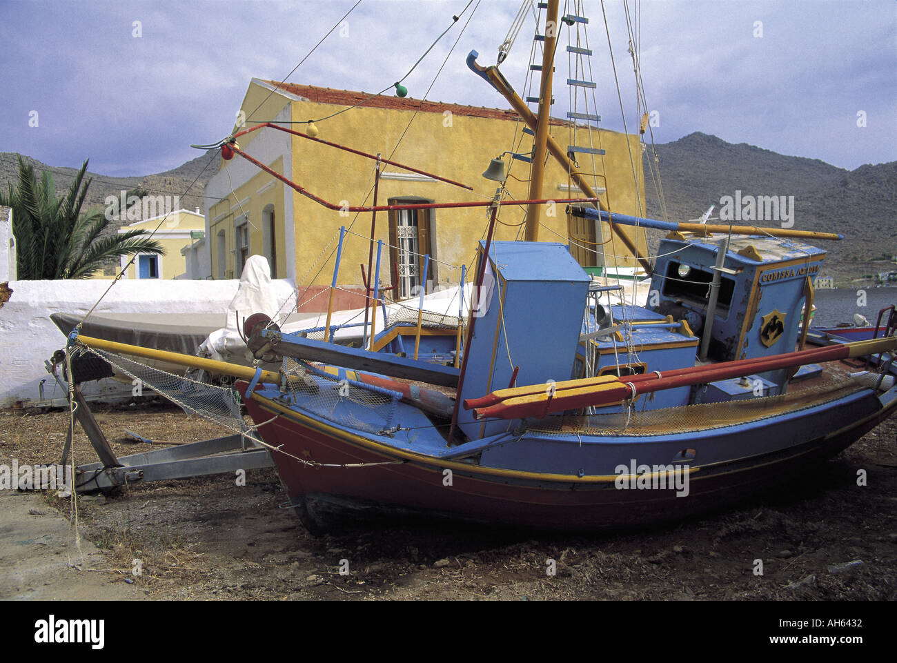 Bateau de pêche dans la baie de Pedi, Symi, Îles du Dodécanèse, Grèce Banque D'Images