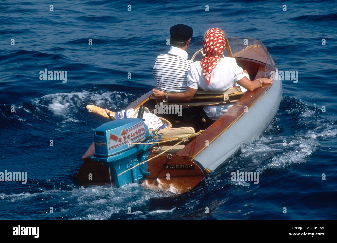 Dans un couple au début des années 1950 Cheaveau Rigid Inflatable Boat Monaco Monte Carlo France Méditerranée Banque D'Images