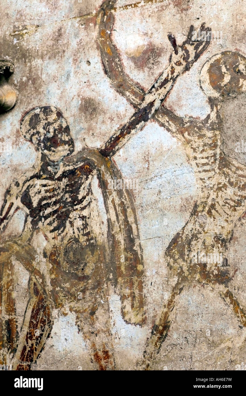 Dimensions avec deux figures de la danse de mort sur le mur de l'église de Rocamadour Lot France Banque D'Images