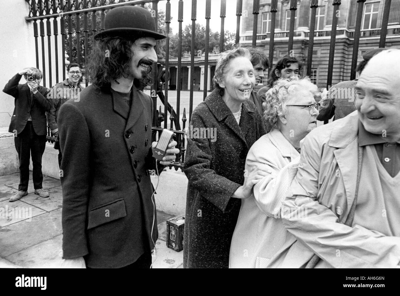 FRANK ZAPPA musicien nous oputside tente d'interviewer les gens à l'extérieur de Buckingham Palace en septembre 1967 Banque D'Images