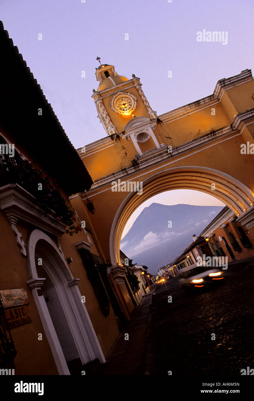 17e siècle El Arco de Santa Catalina w volcan Fuego à distance dans le patrimoine mondial de l'ville d'Antigua Guatemala Banque D'Images