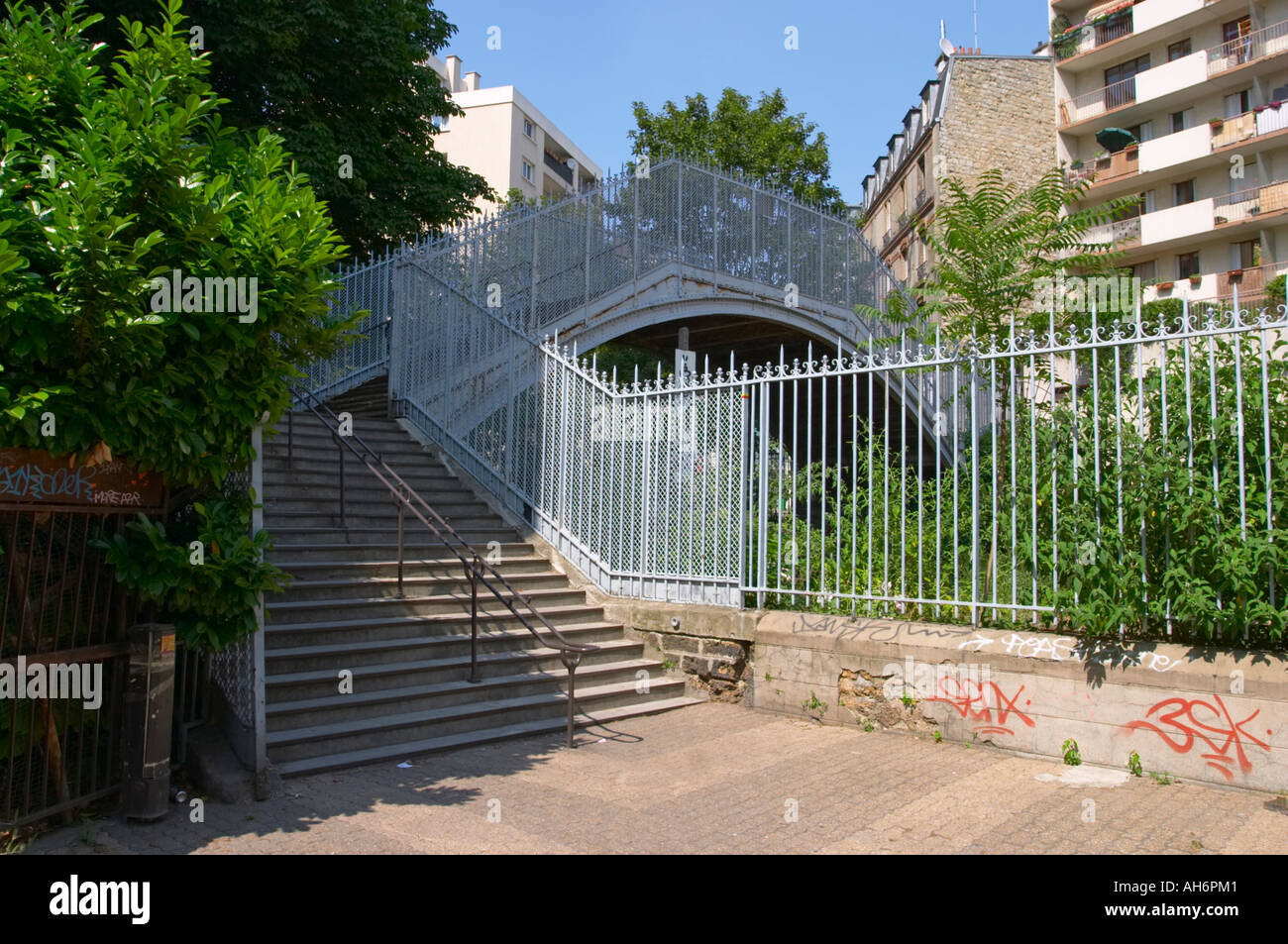 A la passerelle de la gare de Ménilmontant Paris France Banque D'Images