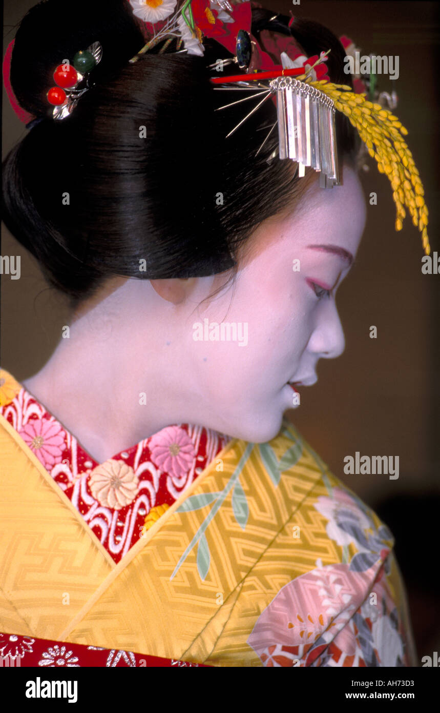 Un portrait d'une jeune geisha ou maiko, dans la formation, montrant le Kanzashi orné, ou des ornements pour les cheveux Banque D'Images