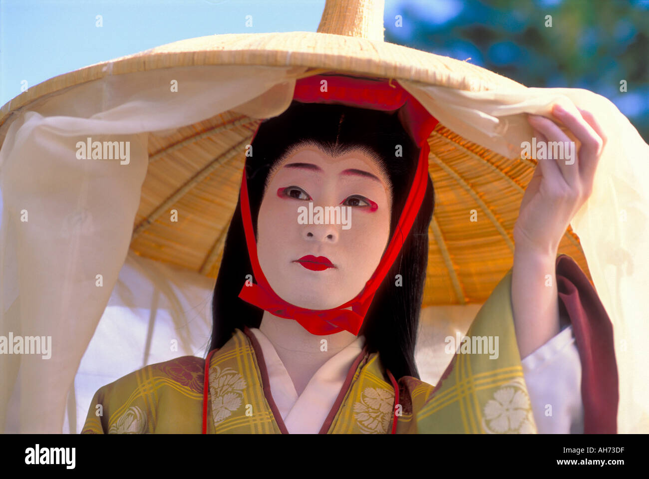 Une femme avec un grand chapeau et voile de jante portant un costume à  partir de la période Heian Jidai Matsuri Festival au cours de l'âge de à  Kyoto Photo Stock -