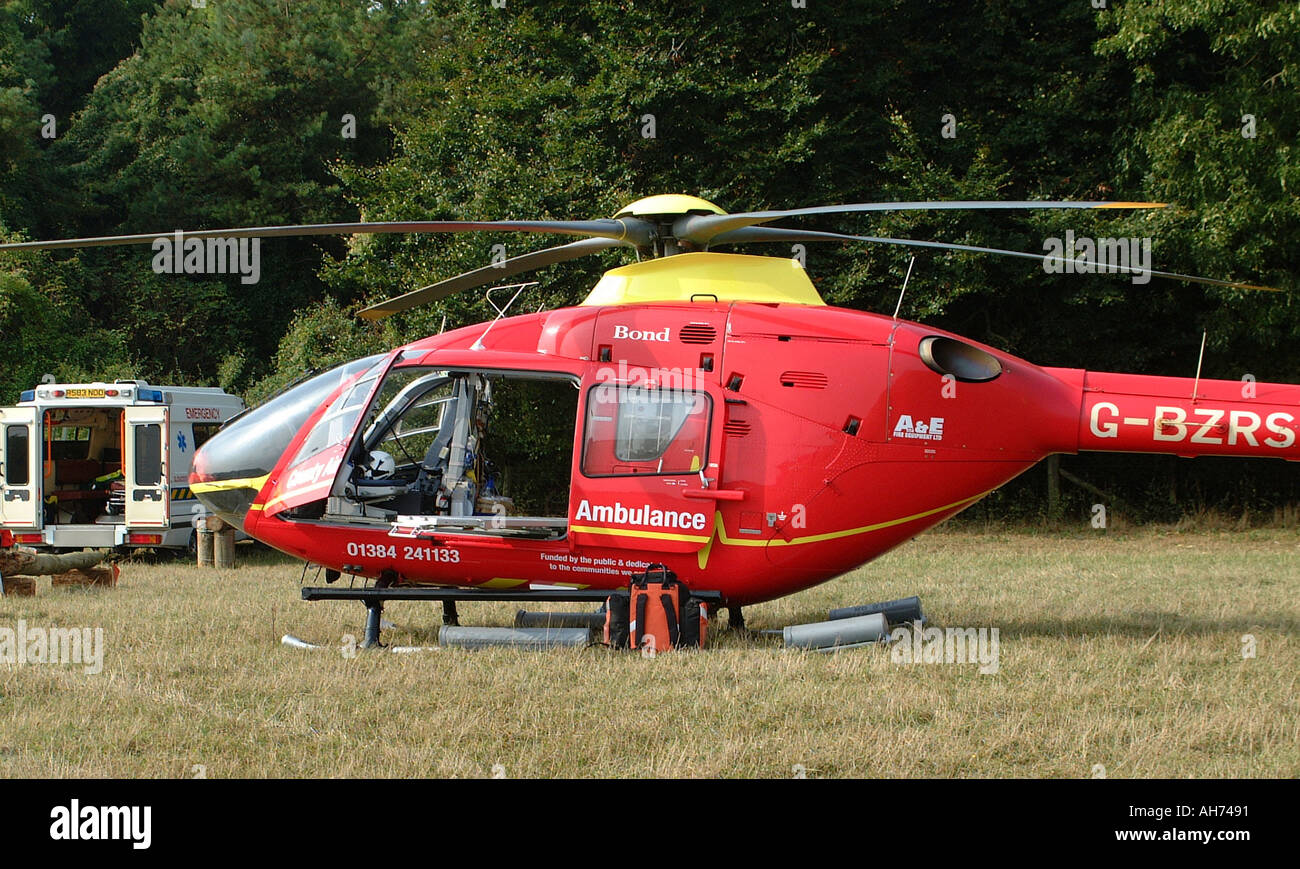 Air ambulance sur les lieux de l'accident de cheval Land ambulance en arrière-plan Banque D'Images