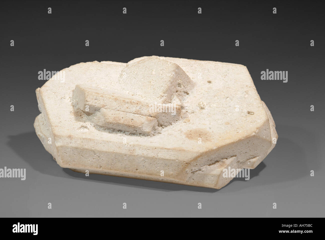 Minéral Orthoclase, Grand Carlsbad twin avec lits jumeaux plus petits Bavino et Carlsbad twin top entrecroisés, visage Melbur fosse, St.Stephen, Cornwall, Angleterre Banque D'Images