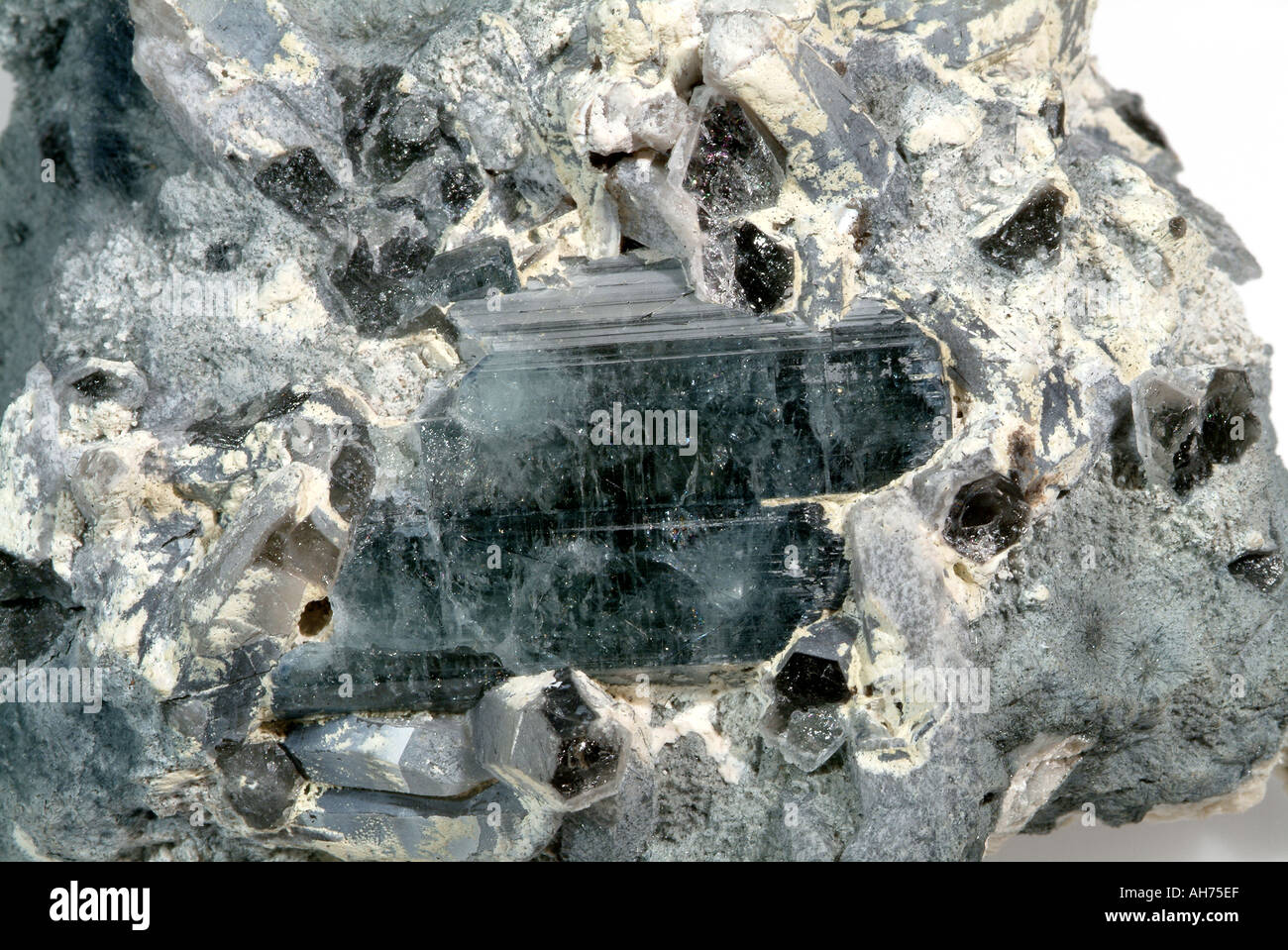 Paire d'apatites, parallèle de cristaux verts bleu sur quartz achroite, matrice d'Goonbarrow Nord fosse, Bugle, Cornwall, Angleterre Banque D'Images