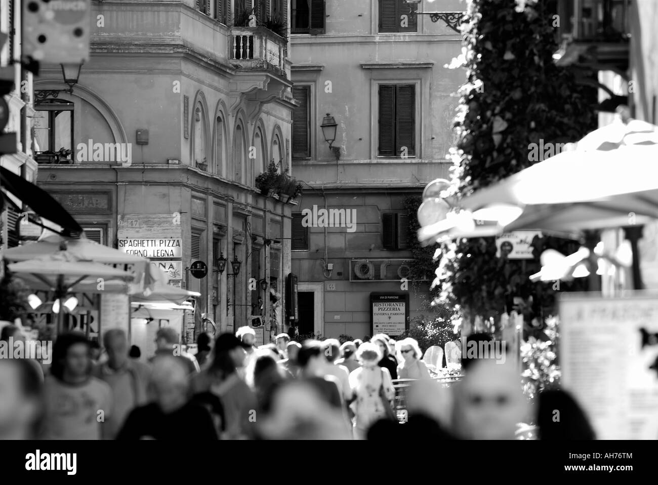 Rome Italie Les blancs et les Noirs dans les rues Entrée de la Piazza Nivona Banque D'Images