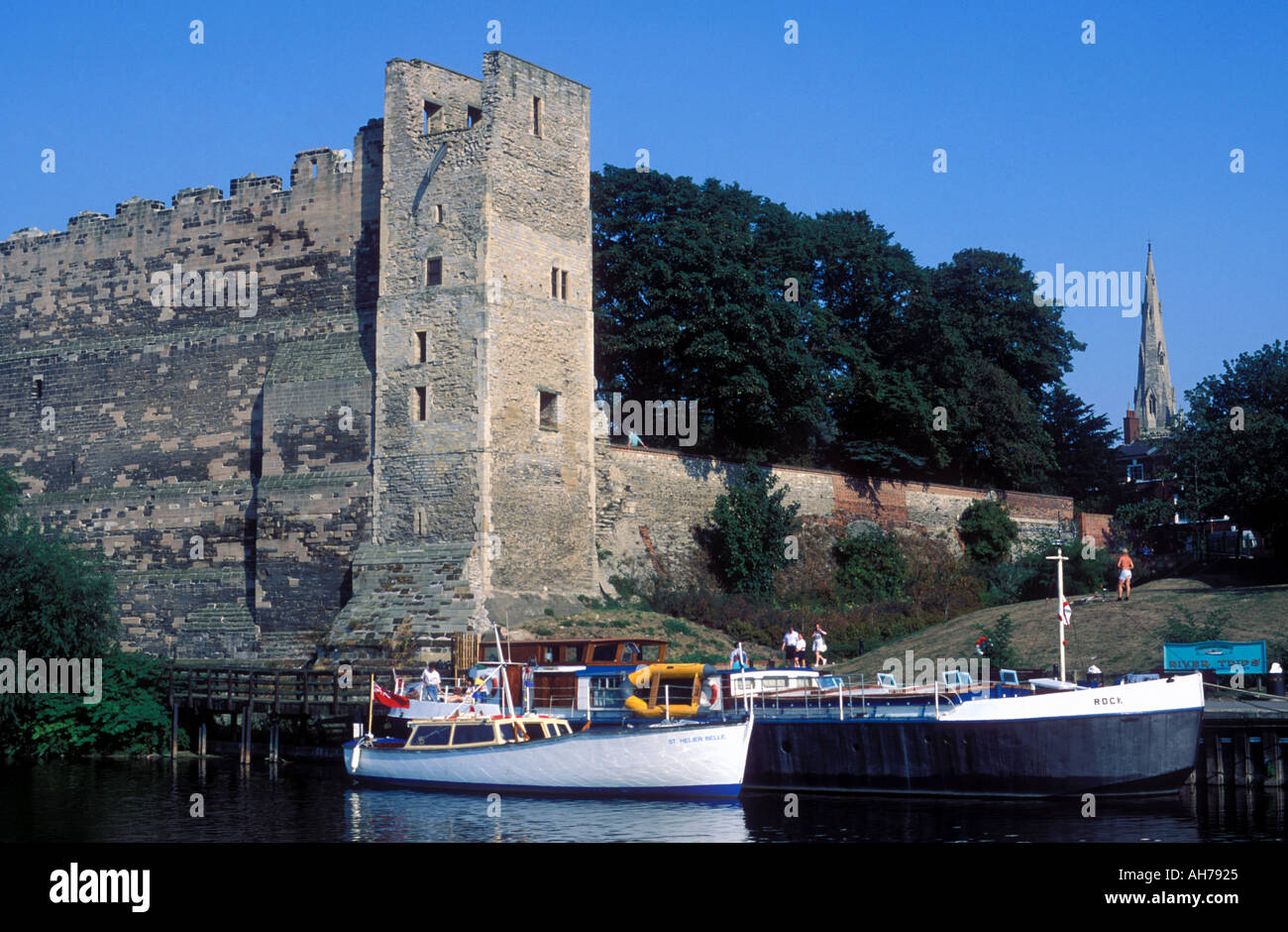 Château et des bateaux sur la rivière Trent Newark Nottinghamshire en Angleterre Banque D'Images