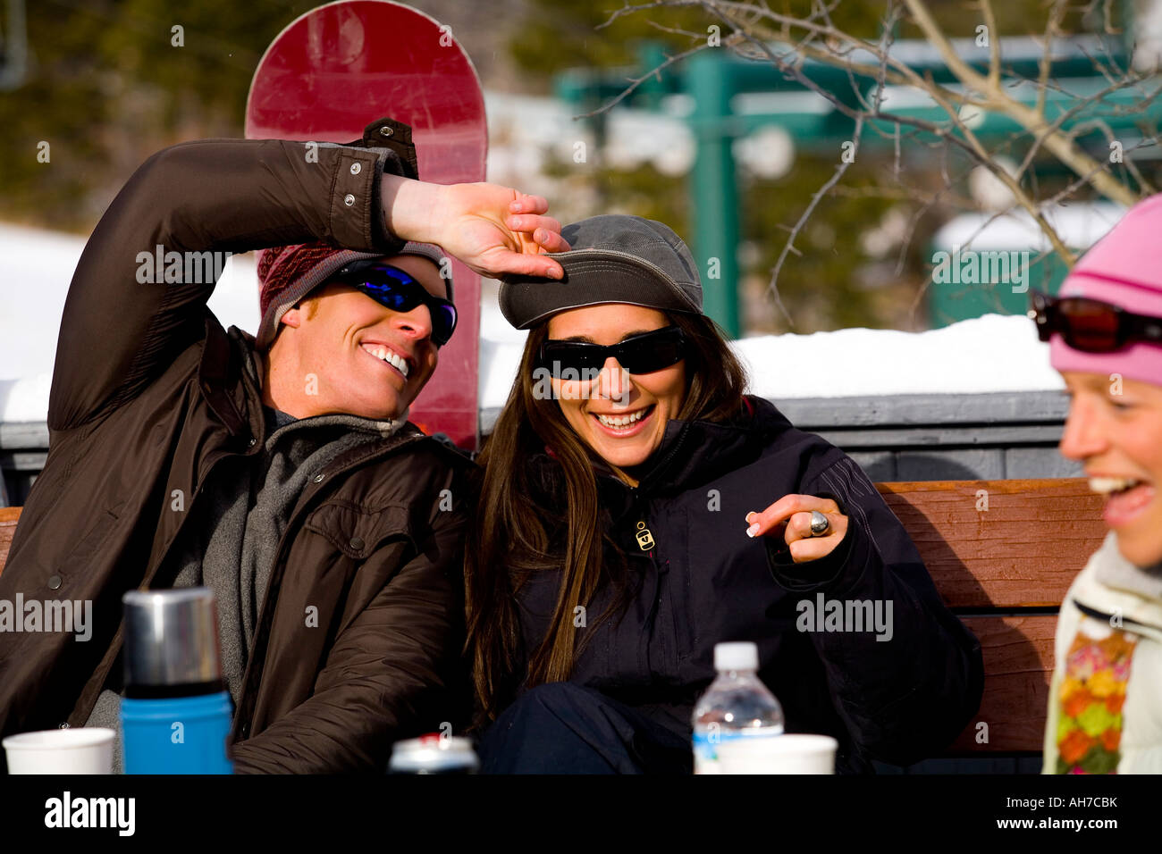 Les jeunes adultes man hat d'une jeune femme adulte Banque D'Images