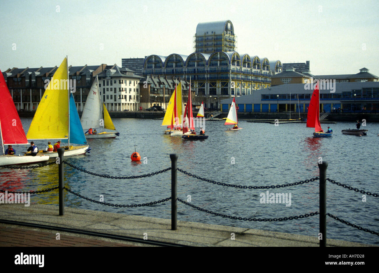 Bateau à Surrey Docks Docklands de Londres Angleterre circa 1994 Banque D'Images