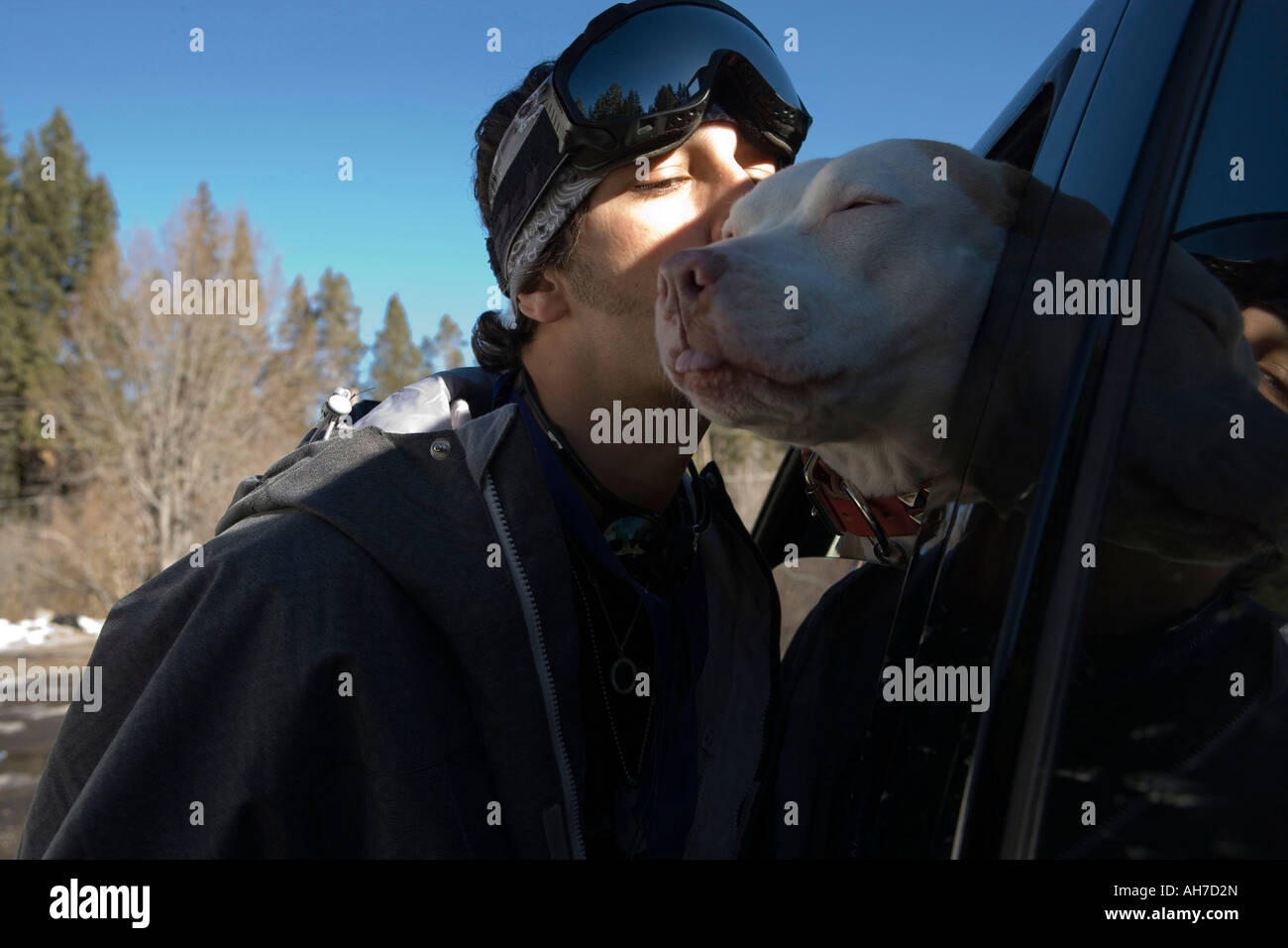Jeune homme embrassant un chien Banque D'Images