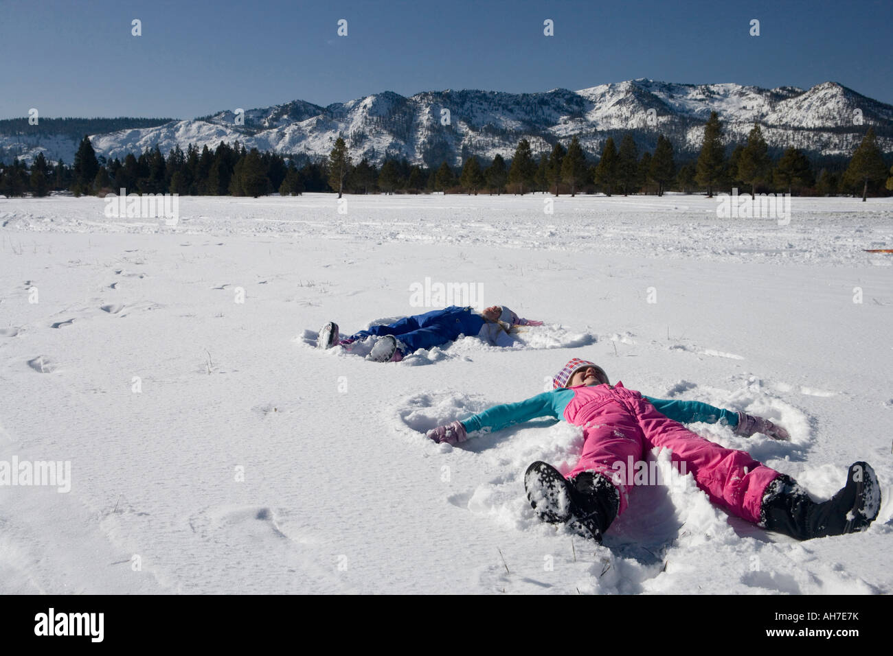 Portrait de deux jeunes filles faisant des anges dans la neige Banque D'Images