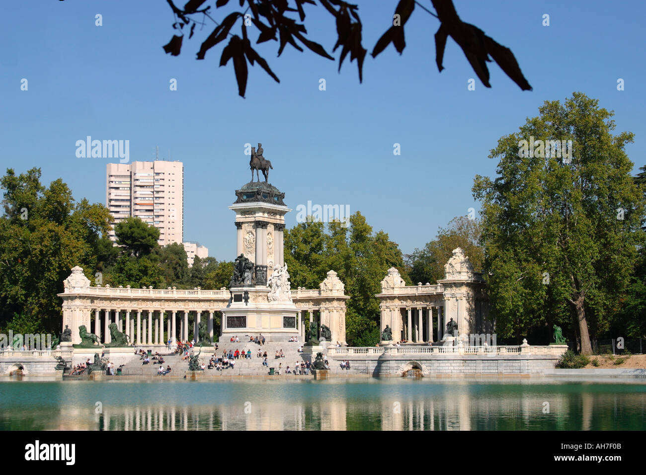 Madrid, Espagne. Parque del Retiro ou parc du Retiro. monument à Alfonso XII vu à travers Can Miguel ou l'étang ou lac. Banque D'Images