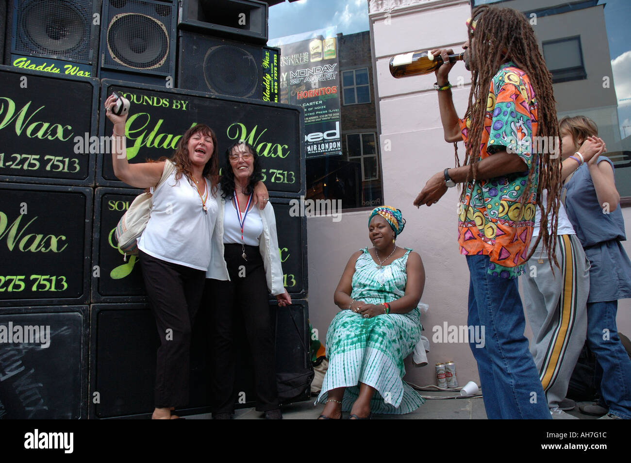 La danse de groupe multi-culturel et de socialisation à Notting Hill carnaval annuel. Banque D'Images