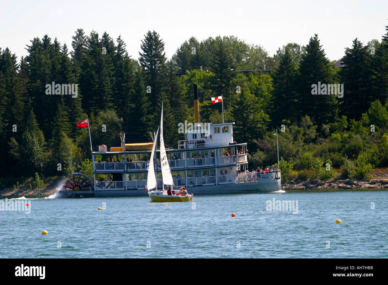 Voilier et bateau à roue arrière sur un réservoir Banque D'Images