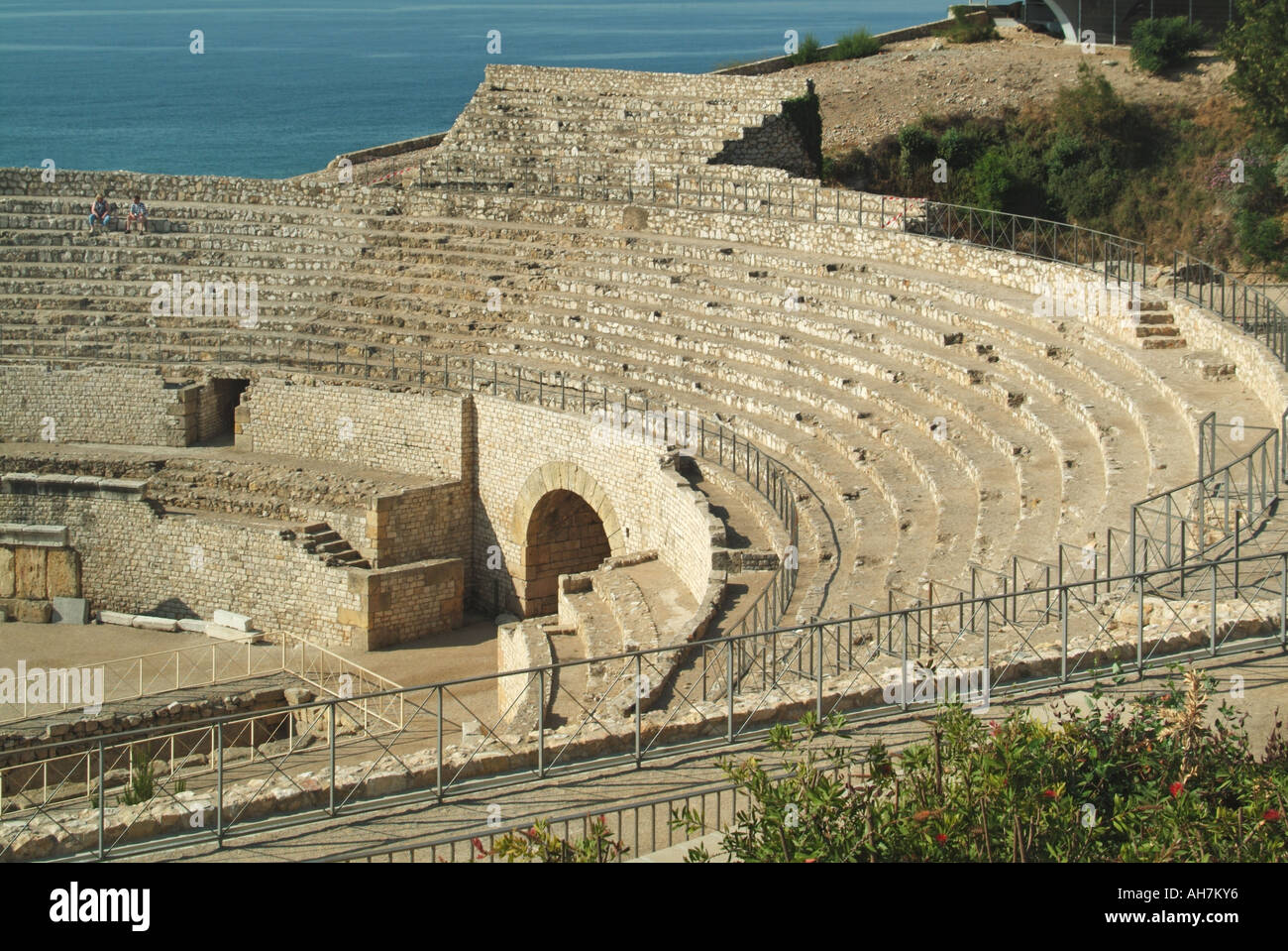 Front de la ruine romaine amphithéâtre en espagnol paysage urbain à côté mer Méditerranée Site du patrimoine mondial de l'UNESCO Tarragona Espagne Costa Daurada resort Banque D'Images
