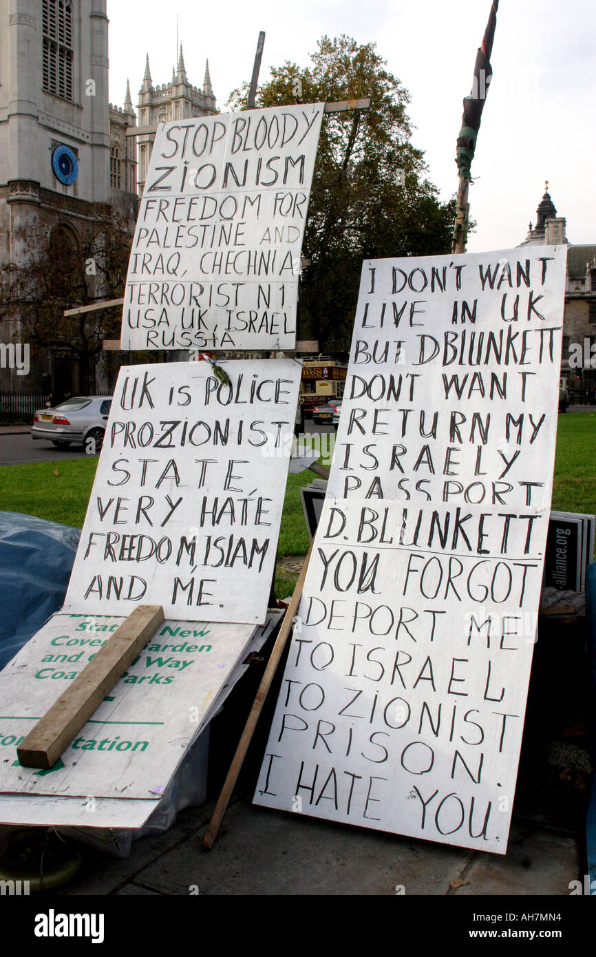 Guerre en Irak avec anti manifestant des signes à la place du Parlement en face du Palais de Westminster London UK Banque D'Images