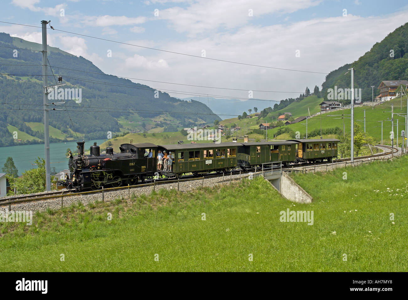 Un train à vapeur spécial est vu en direction de Kaisenstuhl Giswill sur la ligne Brunig en Suisse Banque D'Images