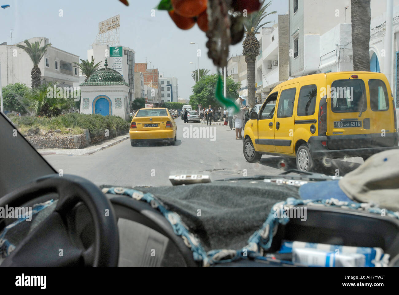 Les rues d'Hammamet en Tunisie septentrionale vue d'un taxi local Banque D'Images